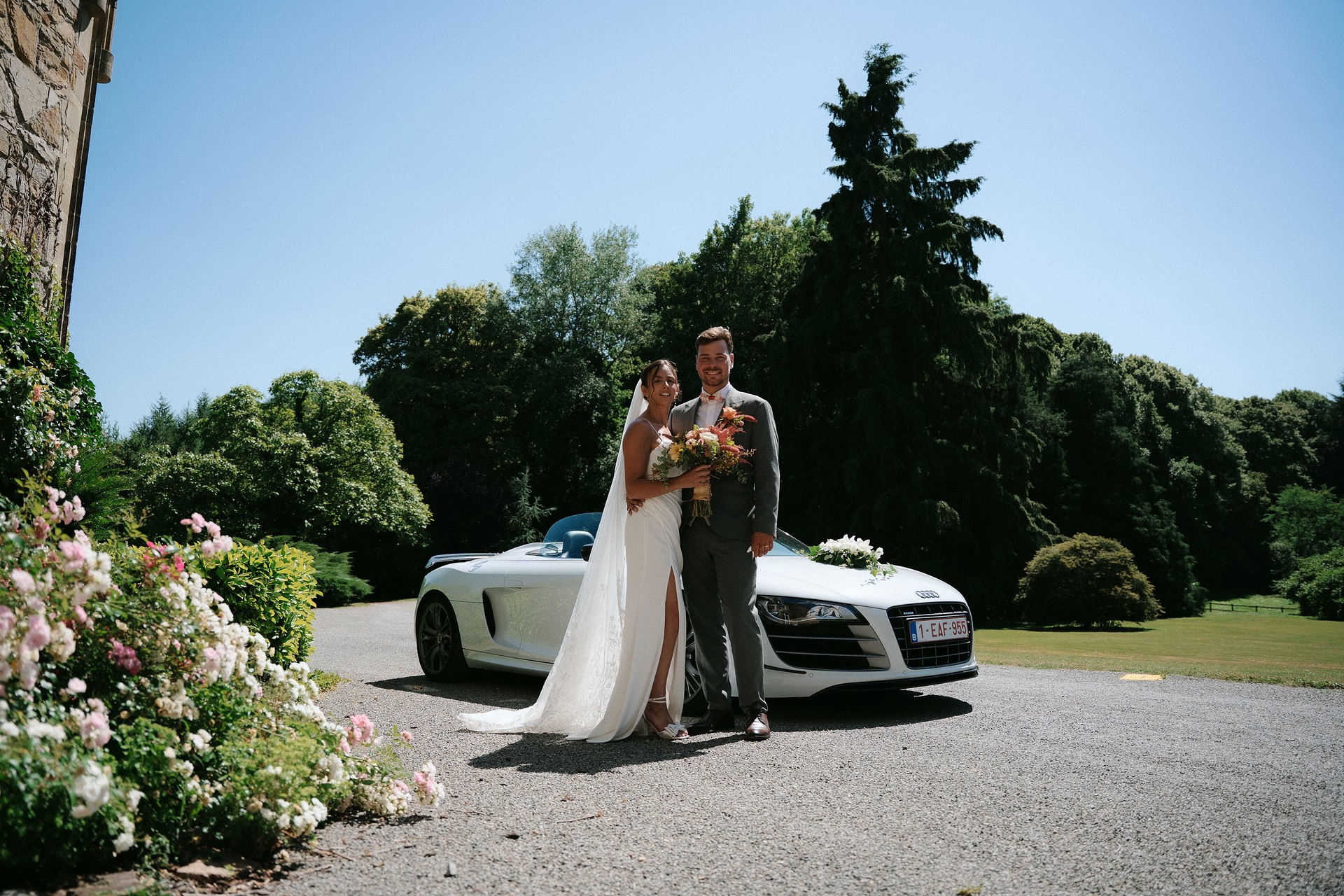 Estelle et Adrien devant la voiture